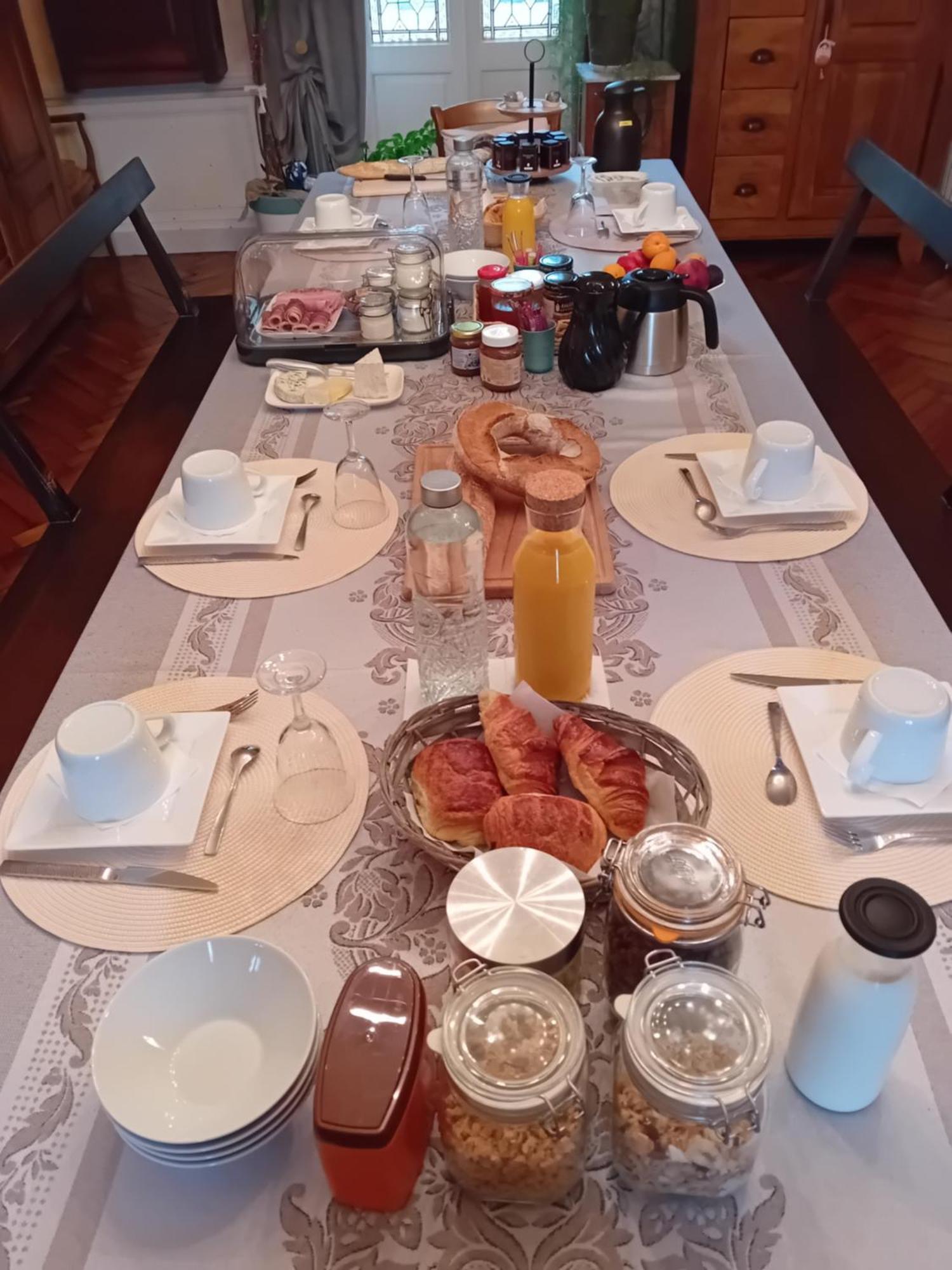 Domaine De Marchal - Chambres Et Table D'Hotes Celles-Sur-Durolle Zewnętrze zdjęcie